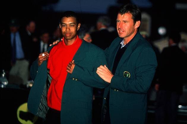 Tiger Woods (USA) bekommt als jüngster Masters Sieger die Mastersjacke verliehen von Nick Faldo (Großbritannien), dem Vorjahressieger von 1996 Golf Herren US Masters April 1997, Golfprofi, Profis, Profigolf, Profi-Tour Gruppe Augusta Harmonie,