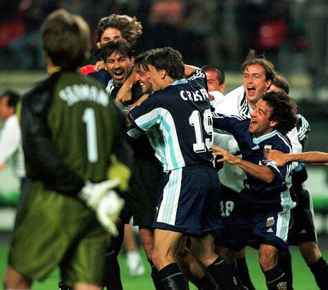 Die argentinische Mannschaft um ihren Keeper Carlos Roa (Mitte) jubelt, vorn Hernan Crespo Fußball WM Herren Weltmeisterschaft 1998, Nationalmannschaft, Nationalteam, Nationaltrikot, Achtelfinale, Länderspiel Gruppe Stade Geoffroy Guichard St. Etienne Glück, Freude, Begeisterung, Kameradschaft,