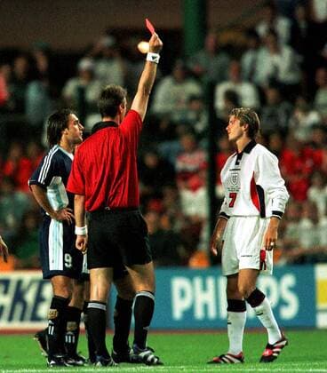 Schiedsrichter Kim Milton Nielsen (Dänemark) zeigt David Beckham (re., England) die rote Karte, links der Argentinier Gabriel Batistuta Fußball WM Herren Weltmeisterschaft 1998, Nationalmannschaft, Nationalteam, Nationaltrikot, Achtelfinale, Länderspiel Gruppe Stade Geoffroy Guichard St. Etienne Überlegenheit, Enttäuschung, Spannung,