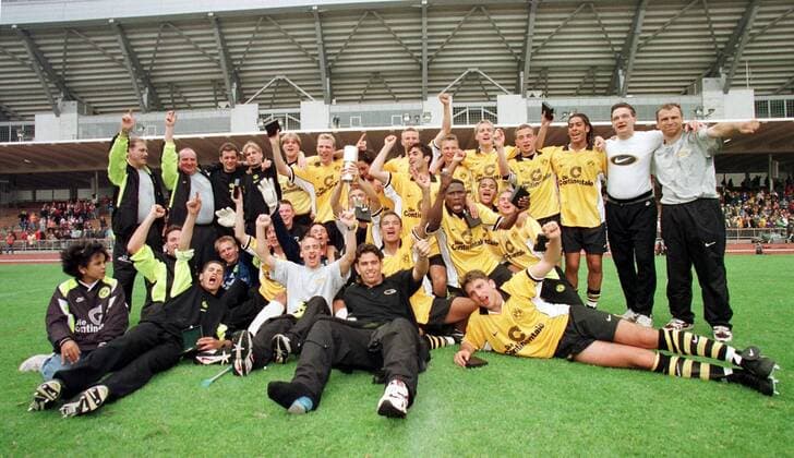 Borussia Dortmund (BVB) bejubelt die Deutsche Meisterschaft. Ganz rechts: Trainer Edwin Boekamp. Außerdem: Ballout, Schäper, Beckmann, Abdulai, Bugri, Akcay, Hesse, Rothholz. Fußball LM Herren DM der A-Junioren, A-Jugend, Deutsche Meisterschaft, Nachwuchs, Nachwuchsfußball, U18, U 18 Gruppe Stadion Rote Erde Dortmund Glück, Begeisterung, Freude, Kameradschaft,