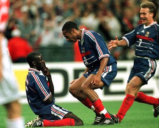 Frankreichs Torschütze Lilian Thuram (li.) entdeckt eine neue Form des Jubelns, die Kollegen Thierry Henry und Didier Deschamps eilen hinzu Fußball WM Herren Weltmeisterschaft 1998, Nationalmannschaft, Nationalteam, Nationaltrikot, Länderspiel, Halbfinale Gruppe Stade de France Paris Saint Denis Glück, Begeisterung, Freude,