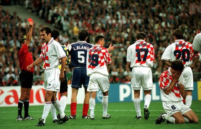 Schiedsrichter Jose M. Garcia Aranda (Spanien) zeigt Frankreichs Libero Laurent Blanc die rote Karte, rechts vorn spielt Nebendarsteller Slaven Bilic seine Rolle zu Ende Fußball WM Herren Weltmeisterschaft 1998, Nationalmannschaft, Nationalteam, Nationaltrikot, Länderspiel, Halbfinale Gruppe Stade de France Paris Saint Denis