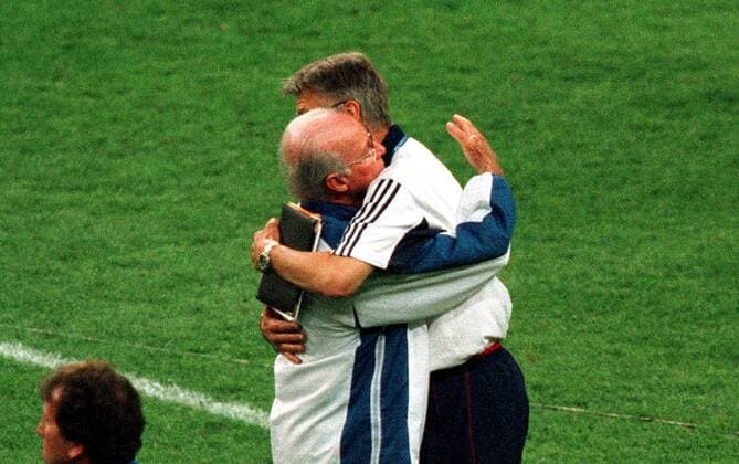 Frankreichs Trainer Aime Jacquet (re.) nimmt die Glückwünsche seines unglücklichen Kollegen Mario Lobo Zagallo (Brasilien) entgegen Fußball WM Herren Weltmeisterschaft 1998, Nationalmannschaft Frankreich, Nationalteam, Weltmeister, Feier, Siegerfeier Gruppe Stade de France Paris St. Denis Harmonie, Kameradschaft,