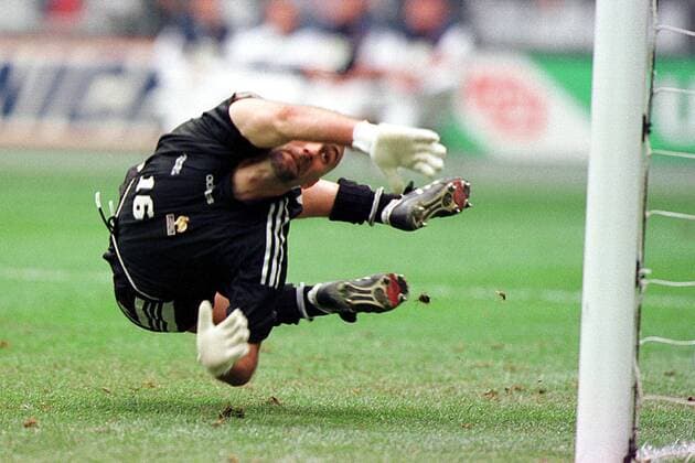 Nationaltorhüter Fabien Barthez streckt sich nach dem Ball Fußball WM Herren Weltmeisterschaft 1998, Nationalmannschaft, Nationalteam, Nationaltrikot, Länderspiel Einzelbild Stade de France Paris, Saint Denis Dynamik, Abwehr,