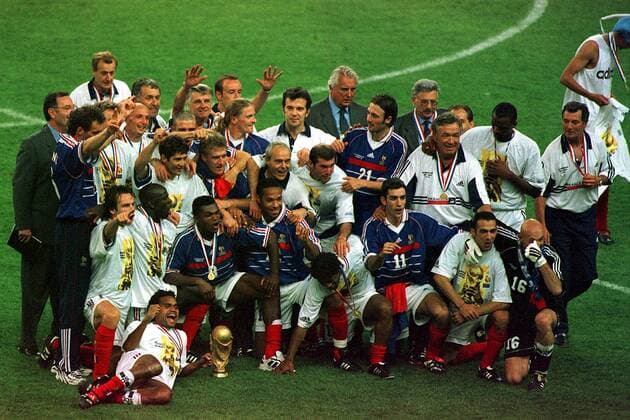 Die Franzosen feiern ihren Triumph Fußball WM Herren Weltmeisterschaft 1998, Länderspiel, Nationalmannschaft, Nationalteam, Nationaltrikot Totale Stade de France Paris, Saint Denis Begeisterung, Freude,