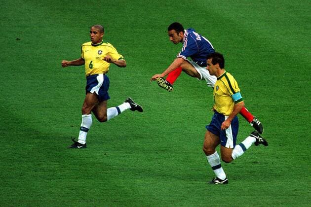 Der Franzose Youri Djorkaeff kommt gegen Brasiliens Roberto Carlos (li.) und Kapitän Carlos Dunga zum Torschuß Fußball WM Herren Weltmeisterschaft 1998, Länderspiel, Nationalmannschaft, Nationalteam, Nationaltrikot Gruppe Stade de France Paris, Saint Denis Dynamik,