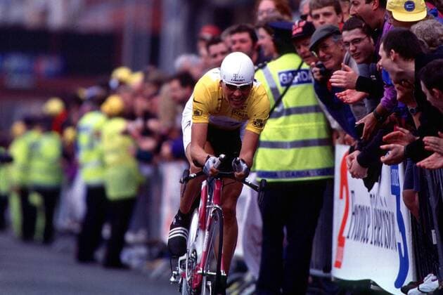 Jan Ullrich (Deutschland) vom Team Telekom wird auf dem Prologkurs von Zuschauern angefeuert Radsport Herren Tour de France 1998, Frankreich, Auftakt, Prolog, Straße, Straßenradsport Gruppe Dublin Dynamik, Anstrengung,