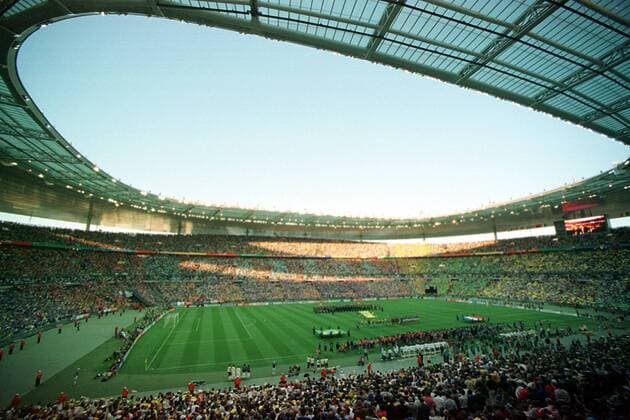 1 Jahr bis WM 2022: Historie, Stadien und Architektur WM 1998, Frankreich wird Weltmeister mit einem 3:0 gegen Brasilien Das ausverkaufte Fußballstadion in Saint Denis am Finaltag kurz vor Anpfiff Fußball WM Herren Weltmeisterschaft 1998, Länderspiel, Nationalmannschaft, Nationalteam, Nationaltrikot Totale Stade de France Paris, Saint Denis Masse, Freude,