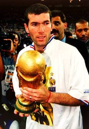Stolz präsentiert Frankreichs Zinedine Zidane den Weltpokal Fußball WM Herren Weltmeisterschaft 1998, Länderspiel, Nationalmannschaft, Nationalteam, Nationaltrikot Einzelbild Stade de France Paris, Saint Denis Freude,