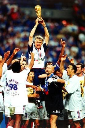 Die Spieler Lizarazu und Barthez lassen ihren Nationaltrainer Aimé Jacquet mit dem Weltpokal hochleben Fußball WM Herren Weltmeisterschaft 1998, Länderspiel, Nationalmannschaft, Nationalteam, Nationaltrikot Gruppe Stade de France Paris, Saint Denis Begeisterung, Freude, Kameradschaft,
