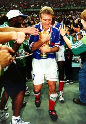 Meiner! - Stolz hält Kapitän Didier Deschamps den Weltpokal fest Fußball WM Herren Weltmeisterschaft 1998, Länderspiel, Nationalmannschaft, Nationalteam, Nationaltrikot Einzelbild Stade de France Paris, Saint Denis Begeisterung, Freude,