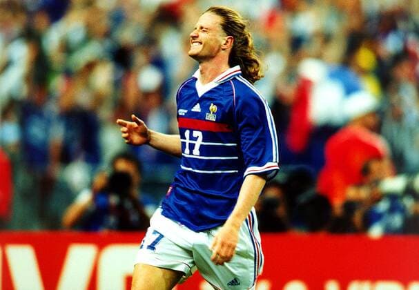 Frankreichs Emmanuel Petit jubelnd nach dem dritten Tor Fußball WM Herren Weltmeisterschaft 1998, Länderspiel, Nationalmannschaft, Nationalteam, Nationaltrikot Einzelbild Stade de France Paris, Saint Denis Begeisterung, Freude,