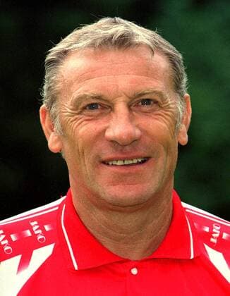 Trainer Eduard Geyer (Cottbus) im Porträt Fußball 2. BL Herren Saison 1998 1999, Porträttermin, Präsentation, Vorstellung, Kader, FC Energie Cottbus Porträt Cottbus