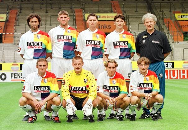 Die Bochumer Neuzugänge, h.R.v.l.: Maurizio Gaudino, Jacek Ratajczak, Samir Toplak, Alen Petrovic, Trainer Klaus Toppmöller, v. R.v.l.: Stefan Kuntz, Torwart Maik Kischko, Sebastian Schindzielorz, Michael Bemben Fußball 1. BL Herren Saison 1998 1999: VfL Bochum, Präsentation, Vorstellung, Kader, Porträttermin Totale Bochum