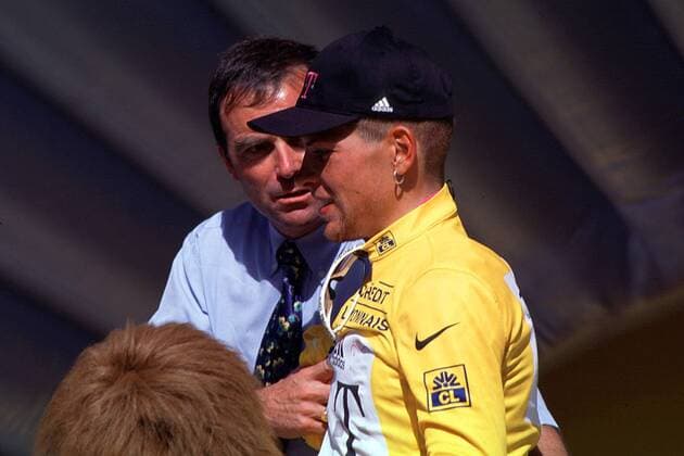 Jan Ullrich (Deutschland) vom Team Deutsche Telekom im gelben Trikot als Spitzenreiter der Gesamtwertung im Gespräch mit der Tourlegende Bernard Hinault (Frankreich) Radsport Herren Rad, Radrennen, Radrennsport, Straße, Straßenrennen, Straßenradsport, Profi, Profis, Profirennen Gruppe Harmonie,