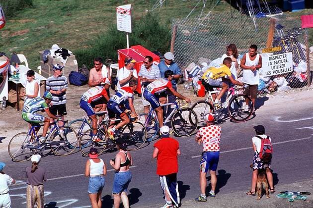 Jan Ullrich (Deutschland) vom Team Deutsche Telekom im gelben Trikot als Spitzenreiter der Gesamtwertung an der Spitze einer Fahrergruppe an einem Anstieg Radsport Herren Rad, Radrennen, Radrennsport, Straße, Straßenrennen, Straßenradsport, Profi, Profis, Profirennen Totale Dynamik, Begeisterung,