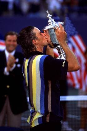 US Open-Gewinner Patrick Rafter (Australien) küßt den Pokal Tennis Herren US Open, ATP-Tour 1997, Grand Slam, Hartplatz, Hardcourt Einzelbild Flushing Meadow New York Glück, Freude,