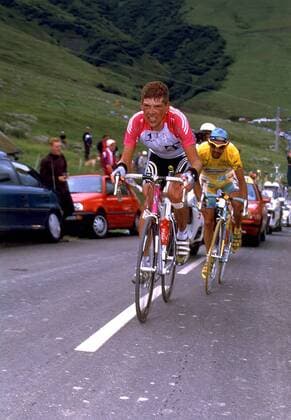 Jan Ullrich (Deutschland, Team Telekom) hetzt auf der 16.Etappe den Spitzenreiter der Gesamtwertung im gelben Trikot, Marco Pantani (Italien, Mercatone Uno) durch die Alpen Radsport Herren Tour de France 1998, 16. Etappe von Vizille - Albertville, Straße, Straßenradsport, Rad, Radrennen Gruppe Anstrengung, Dynamik, Kampf,