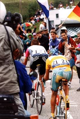 Jan Ullrich (1, Deutschland, Team Telekom) jagt auf der 16. Etappe den Führenden in der Gesamtwertung, Marco Pantani (21, Italien, Mercatone Uno, im gelben Trikot) durch die Alpen, die Fans am Straßenrand danken es ihm Radsport Herren Tour de France 1998, 16. Etappe von Vizille - Albertville, Straße, Straßenradsport, Rad Gruppe Begeisterung,