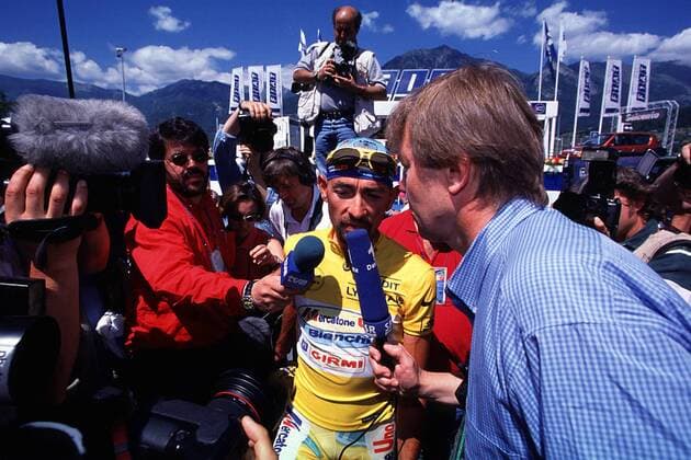 Spitzenreiter Marco Pantani (Italien, Team Mercatone Uno) gibt ein Interview für die ARD Radsport Herren Tour de France 1998, 17. Etappe von Albertville - Aix-les-Bains, Straße, Straßenradsport, Rad Gruppe