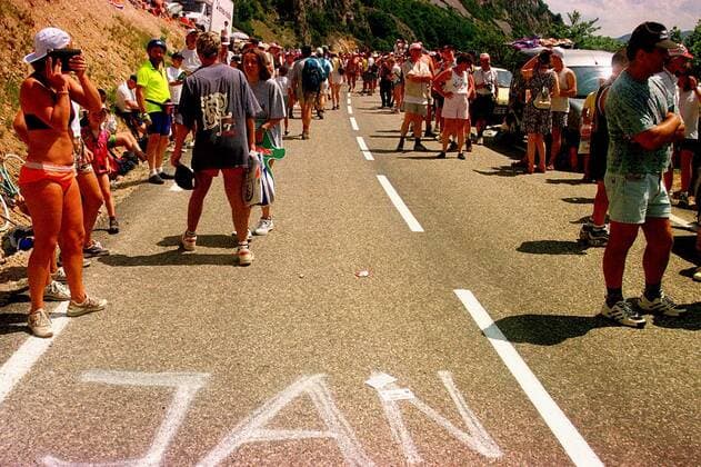 Die Telekom-Fans warten auf Jan Ullrich Radsport Herren Tour de France 1998, Straßenradsport, Radrennsport, Radrennen, Straßenradrennsport, Straße, Rad Gruppe