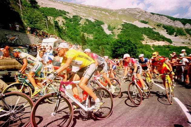 Der Gesamtführende Jan Ullrich (Team Deutsche Telekom) auf der Strecke Radsport Herren Tour de France 1998, Straßenradsport, Radrennsport, Radrennen, Straßenradrennsport, Straße, Rad Gruppe Dynamik,