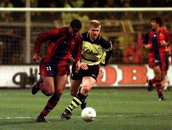 Barcelonas Rivaldo Borba mit Ball verfolgt von Martin Kree Fußball EC 1 Herren Supercup, Finale, Endspiel, Rückspiel, Saison 1996 1997: BVB Borussia Dortmund - FC Barcelona Gruppe Westfalenstadion Dortmund Dynamik,