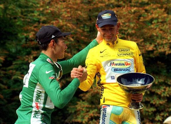 Gesamtsieger Marco Pantani (Team Mercatone-Uno) nimmt die Glückwünsche von Sprintkönig Erik Zabel (Team Deutsche Telekom, li.) entgegen Radsport Herren Tour de France 1998, Finale, Radrennsport, Straßenradsport, Straßenradrennsport, Radrennen, Rad Gruppe Paris Freude, Kameradschaft,