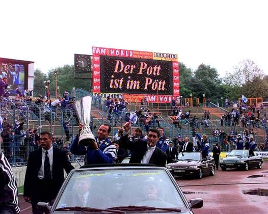 Fußball, FC Schalke 04, UEFA-Pokal Sieger 1997 Der Pott ist im Pott! - steht auf der Anzeigetafel, als Coach Huub Stevens und Manager Rudi Assauer mit dem Pokal auf der Ehrenrunde sind Fußball EC 3 Herren UEFA-Cup, Saison 1996 1997: FC Schalke 04 Totale Parkstadion Gelsenkirchen Freude,
