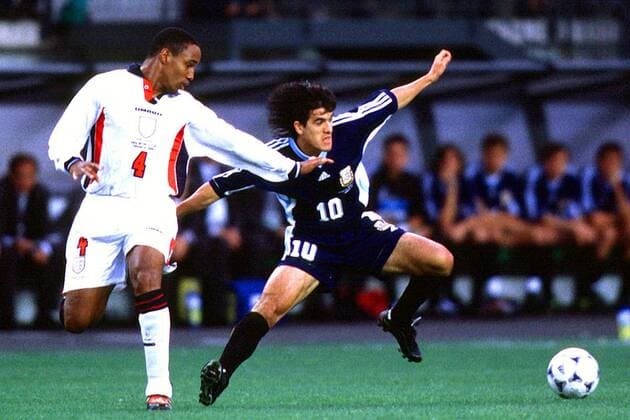 Der Argentinier Ariel Ortega (re.) beim Duell um den Ball mit Paul Ince Fußball WM Herren Weltmeisterschaft 1998, Nationalmannschaft, Länderspiel: Argentinien - England, Achtelfinale Gruppe Stadion Stade Geoffroy Guichard St. Etienne Dynamik,