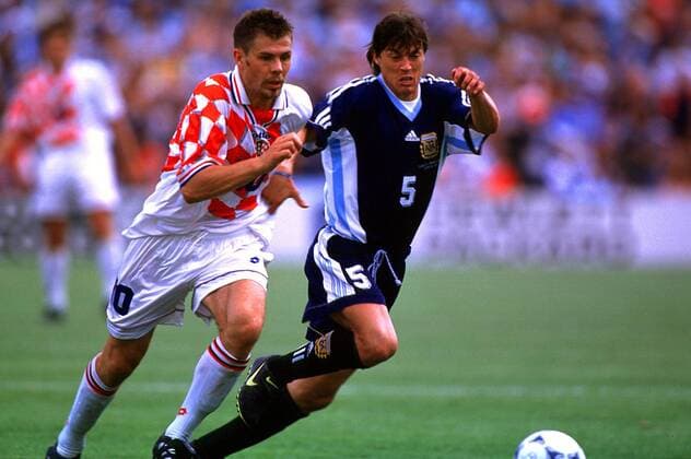 Der Argentinier Matias Almeyda (re.) beim Laufduell um den Ball mit Zvonimir Boban Fußball WM Herren Weltmeisterschaft 1998, Nationalmannschaft, Länderspiel: Argentinien - Kroatien Gruppe Stadion Stade de France Paris St. Denis Dynamik, Kampf,
