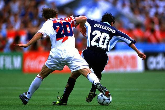 Duell um den Ball von hinten zwischen den Zwanzigern: Der Argentinier Marcelo Gallardo (re.) sichert den Ball gegen Dario Simic Fußball WM Herren Weltmeisterschaft 1998, Nationalmannschaft, Länderspiel: Argentinien - Kroatien Gruppe Stadion Stade de France Paris St. Denis Dynamik, Kampf,