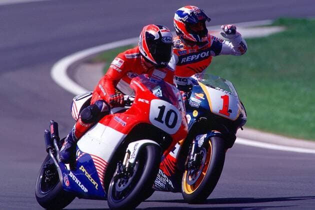 So knapp war das!: Honda-Pilot Michael Doohan (Australien, re.) scheint Kenny Roberts Jr. (USA) auf der Modenas KRV3 genau das mitzuteilen Motorsport WM Herren Weltmeisterschaft, Motorrad 1998. 9. Lauf, Straßenrennen, Motorradrennen, Motorradrennsport Gruppe Sachsenring Hohenstein-Ernstthal