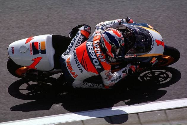 Draufsicht: Michael Doohan (Australien) mit seiner Honda auf der Strecke Motorsport WM Herren Weltmeisterschaft, Motorrad 1998. 9. Lauf, Straßenrennen, Motorradrennen, Motorradrennsport Einzelbild Sachsenring Hohenstein-Ernstthal