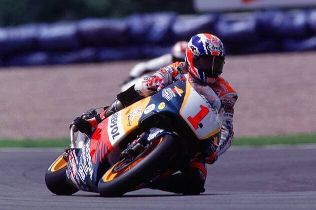 Frontalansicht von Michael Doohan (Australien) mit seiner Honda auf der Strecke Motorsport WM Herren Weltmeisterschaft, Motorrad 1998. 9. Lauf, Straßenrennen, Motorradrennen, Motorradrennsport Einzelbild Sachsenring Hohenstein-Ernstthal Dynamik,