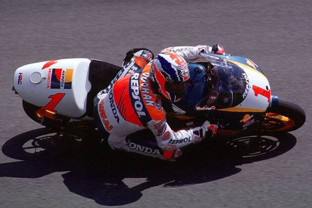 Draufsicht: Michael Doohan (Australien) mit seiner Honda auf der Strecke Motorsport WM Herren Weltmeisterschaft, Motorrad 1998. 9. Lauf, Straßenrennen, Motorradrennen, Motorradrennsport Einzelbild Sachsenring Hohenstein-Ernstthal