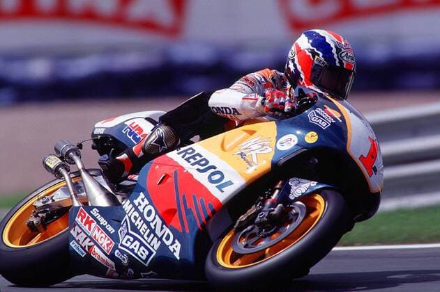 Michael Doohan (Australien) mit seiner Honda auf der Strecke Motorsport WM Herren Weltmeisterschaft, Motorrad 1998. 9. Lauf, Straßenrennen, Motorradrennen, Motorradrennsport Einzelbild Sachsenring Hohenstein-Ernstthal