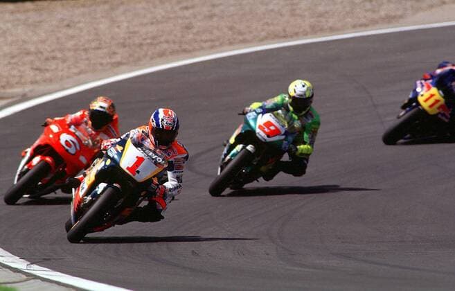 Positionskampf der Spitzengruppe auf der Strecke um die Spitze: Michael Doohan (Australien) vor Massimiliano Biaggi (Italien) und Alex Barros (Brasilien), alle auf Honda Motorsport WM Herren Weltmeisterschaft, Motorrad 1998. 9. Lauf, Straßenrennen, Motorradrennen, Motorradrennsport Gruppe Sachsenring Hohenstein-Ernstthal Dynamik, Kampf,