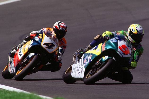 Positionskampf der Fahrer um die Spitze: vorn Alex Barros (Brasilien) verfolgt von Alex Criville (Spanien), beide auf Honda Motorsport WM Herren Weltmeisterschaft, Motorrad 1998. 9. Lauf, Straßenrennen, Motorradrennen, Motorradrennsport Gruppe Sachsenring Hohenstein-Ernstthal Dynamik, Kampf,
