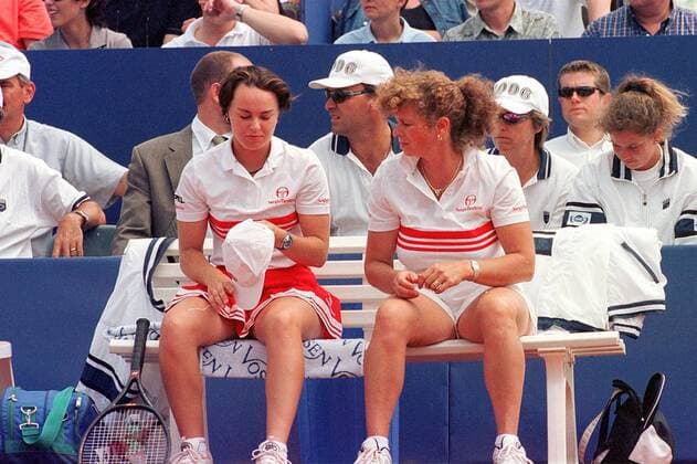 Mutter Melanie Molitor-Hingis im Gespräch mit Martina Hingis (li.) Tennis Damen Federation Cup 1998, Fed Cup, WTA-Tour, Sand, Sandplatz, Sandplatztennis, Weltmeisterschaft Gruppe Nachdenklichkeit,