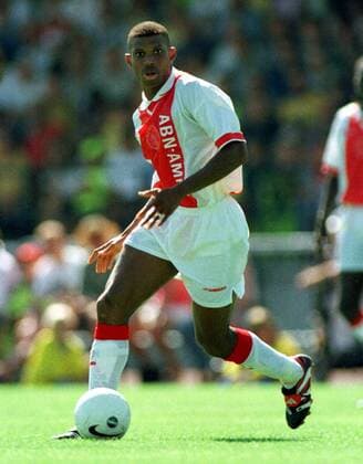 Sunday Oliseh (Ajax) mit Ball Fußball Herren 1. Holländische Liga, Division, Saison 1998 1999: Ajax Amsterdam, Holland, Niederlande Einzelbild Dynamik,