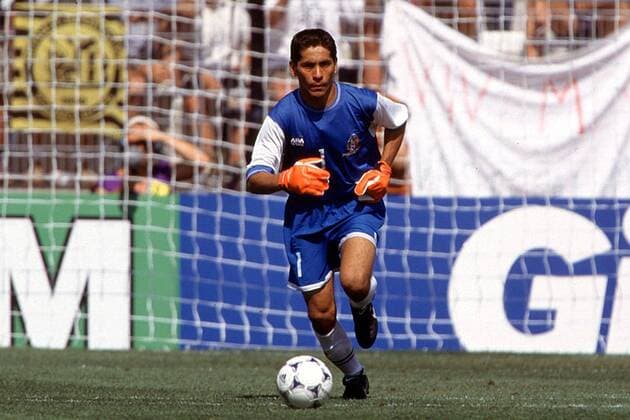 Der mexikanische Torwart Jorge Campos mit Ball am Fuß Fußball WM Herren Weltmeisterschaft 1998, Länderspiel, Nationalmannschaft, Nationalteam, Mexiko, Mexico Einzelbild Stadion Stade La Mosson Montpellier Dynamik,
