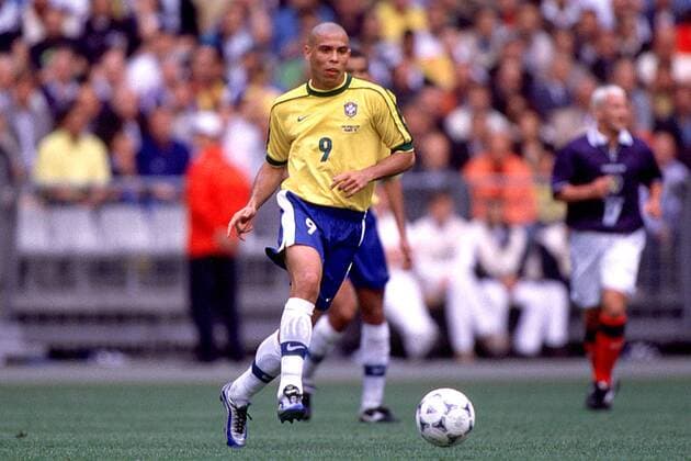Der Brasilianer Ronaldo mit Ball Fußball WM Herren Weltmeisterschaft 1998, Nationalmannschaft, Nationalteam, Länderspiel: Brasilien Einzelbild Stadion Stade de France Paris St. Denis Dynamik,