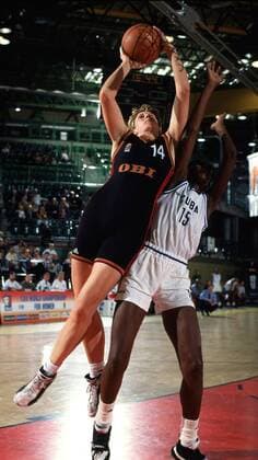 Marlies Askamp (Deutschland) beim Korbwurf gegen Milayda Enrique Parrado (Kuba, re.) Basketball WM Damen Weltmeisterschaft 1998, Nationalmannschaft, Frauennationalmannschaft Gruppe Max-Schmeling-Halle Berlin Dynamik, Kampf,