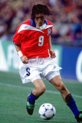 Der Chilene Ivan Zamorano am Ball Fußball WM Herren Weltmeisterschaft 1998, Länderspiel, Nationalmannschaft, Nationalteam, Nationaltrikot Einzelbild Prinzenpark Paris Dynamik,