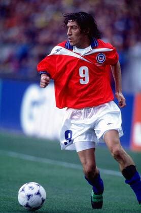 Der Chilene Ivan Zamorano am Ball Fußball WM Herren Weltmeisterschaft 1998, Länderspiel, Nationalmannschaft, Nationalteam, Nationaltrikot Einzelbild Prinzenpark Paris Dynamik,