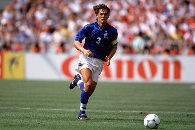 Paolo Maldini (Italien) am Ball Fußball WM Herren Weltmeisterschaft 1998, Länderspiel, Nationalmannschaft, Nationalteam, Nationaltrikot Einzelbild St. Denis, Stade de France Paris Dynamik,