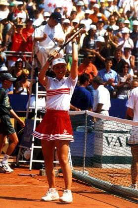 Martina Hingis bedankt sich bei den Fans Tennis Damen Fed-Cup 1998, Mannschaftsweltmeisterschaft der Frauen, Sand, Sandplatz, Sandplatztennis Einzelbild Federation-Cup Sion Freude,