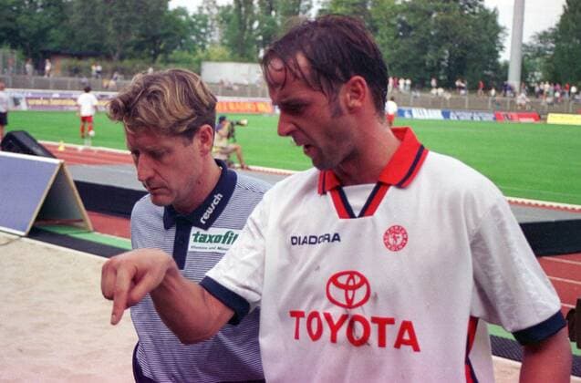 Fortuna-Spieler Nico Niedziella diskutiert mit seinem Trainer Harald Toni Schumacher Fußball 2. BL Herren Saison 1998 1999, Fortuna Köln Gruppe Mommsenstadion Berlin