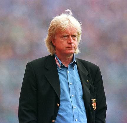 Trainer Winfried Schäfer Fußball 1. BL Herren Saison 1998 1999: VfB Stuttgart Porträt Parkstadion Gelsenkirchen Nachdenklichkeit, Skepsis,